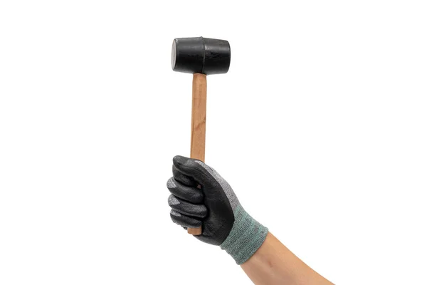 Mano de un hombre con guantes sosteniendo un martillo de goma. Fondo blanco aislado. — Foto de Stock