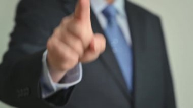 Patron emir veriyor ya da çalışanı kovuyor. Kızgın yönetici ya da yönetici