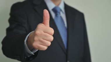 Başparmak kaldıran bir iş adamı.