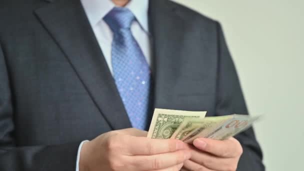 Biznesmen trzymający dolara amerykańskiego w ręku. — Wideo stockowe