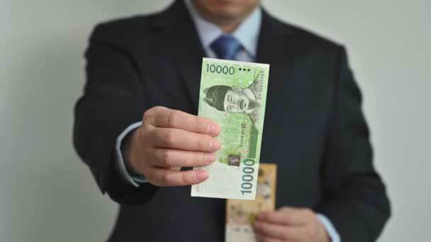 朝鮮通貨を手に持つ実業家. — ストック動画