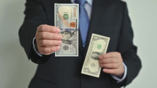 Empresario sosteniendo dólar estadounidense en la mano. — Vídeo de stock