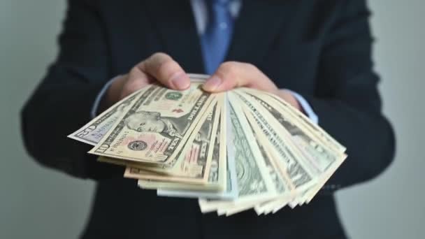 Empresário segurando dólar americano na mão — Vídeo de Stock