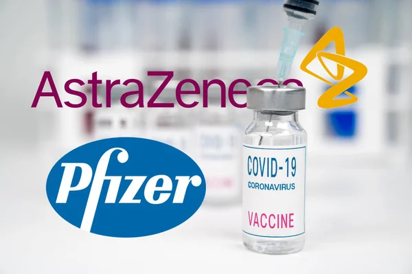 Seul, Korea Południowa-grudzień 2020 r.: koncepcja szczepionki COVID-19. strzykawka i fiolka na białym tle. AstraZeneca i logo firmy Pfizer na tle. — Zdjęcie stockowe