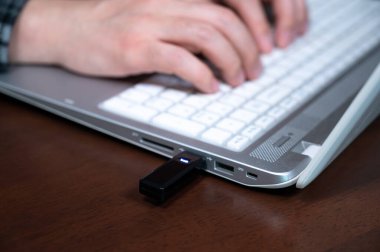 USB bellek kullanan birinin eli. Siber Bilgi Koruma Konsepti. USB Seçimi Odaklanma.