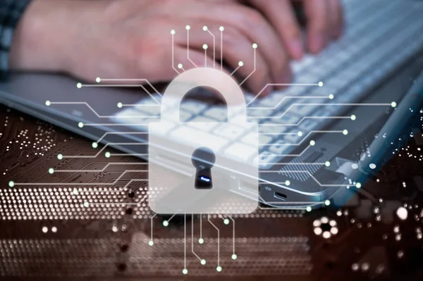 USB bellek kullanan birinin eli. Siber Bilgi Koruma Konsepti.