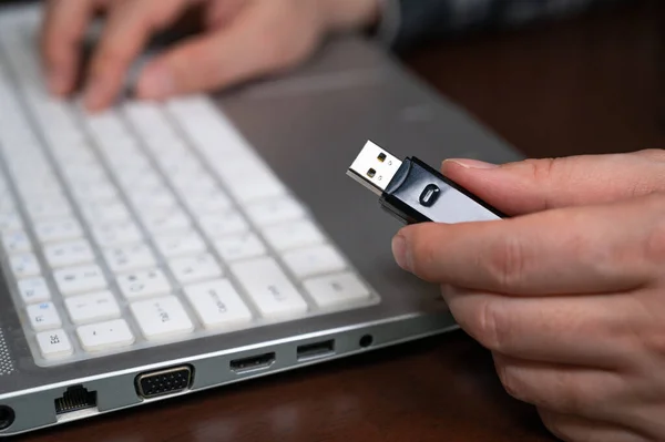 Mão Uma Pessoa Usando Uma Memória Usb Cyber Information Protection — Fotografia de Stock