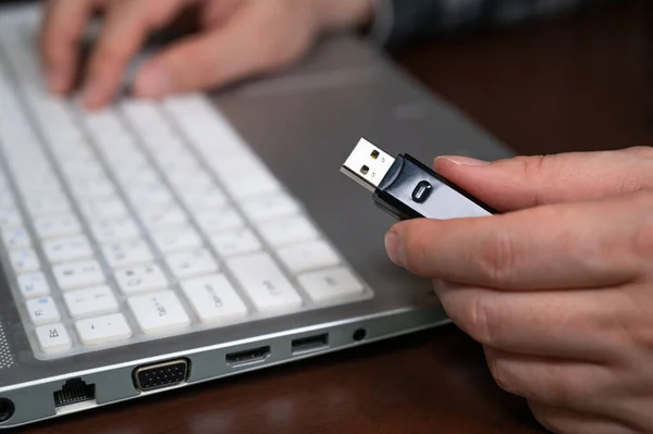 Egy Usb Memóriát Használó Személy Keze Kiberinformáció Védelmi Koncepció Usb — Stock Fotó