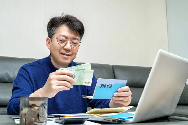 亚洲中年男子准备报税表 — 图库照片