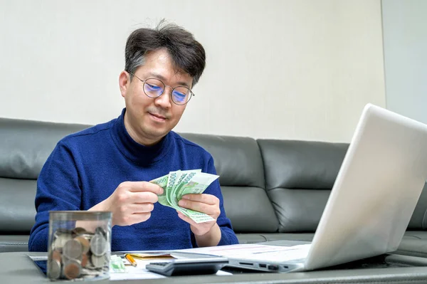 亚洲中年男子准备报税表 — 图库照片