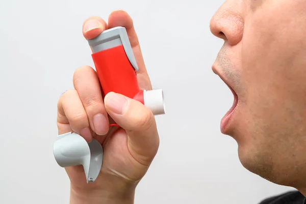 Hombre Asmático Sufre Asma Está Usando Inhalador — Foto de Stock