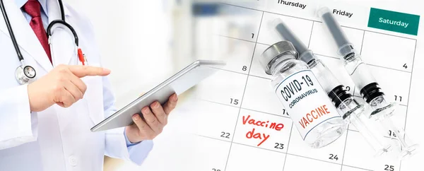 Calendario Con Una Data Vaccinazione Con Medico Che Compila Cartella — Foto Stock