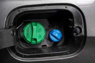 Seul, Güney Kore - Ocak 2021: Adblue dizel egzoz sıvısı DEF ve dizel yakıt deposu kapağı.