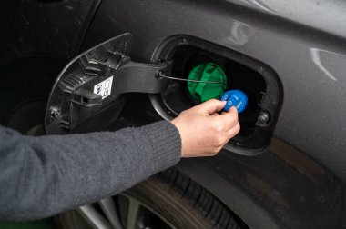 Seul, Güney Kore - Ocak 2021: Adblue dizel egzoz sıvısı DEF ve dizel yakıt deposu kapağı.