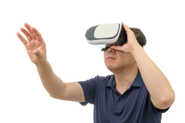 Homem Usando Óculos Realidade Virtual Estúdio Tiro Fundo Branco — Fotografia de Stock