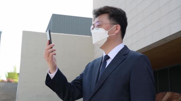 Middle Aged Asian Businessman City Wearing Mask Using Smartphone — Stock Video