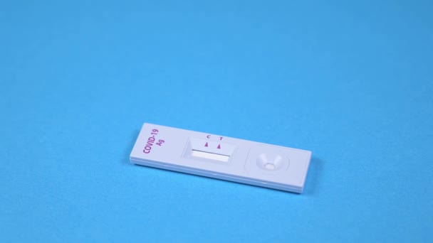 Covid Home Self Test Kit Pada Latar Belakang Biru — Stok Video