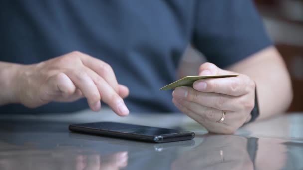 Conceito Comércio Electrónico Mão Homem Segurando Cartão Crédito Mão Inserindo — Vídeo de Stock