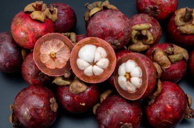 Olgun mangosteen meyvesinin seçici odak noktası, tropikal meyve