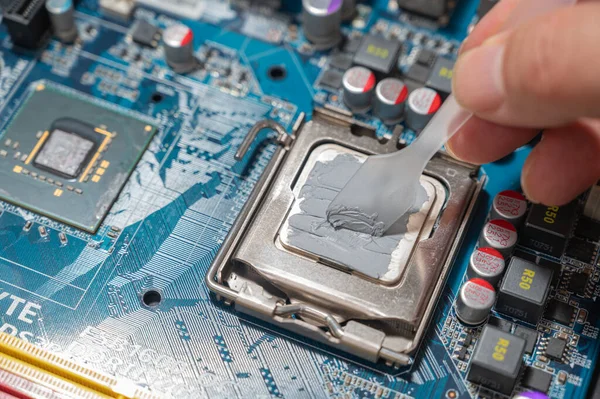 Close-up Thermal compound op cpu-chip op het moederbord computer — Stockfoto