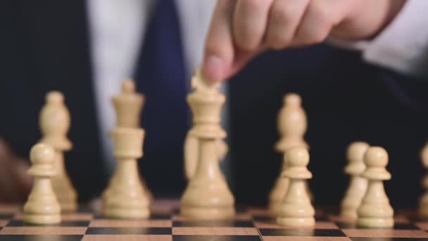 Ένας Επιχειρηματίας Κοστούμι Κρατάει Ένα Βασιλιά Του Σκακιού — Αρχείο Βίντεο