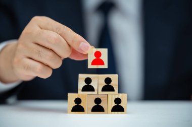 Tahta blokları istifleyen bir erkek işadamının elleri. Gelişim konsepti, patron, en iyisi..