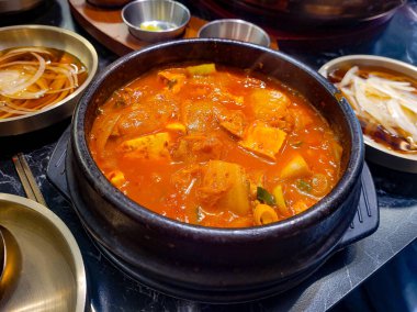 Geleneksel Kore Kimchi güveci ve Ttukbaegi (Ttukbaegi))