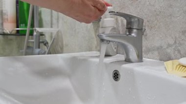Banyo lavabosu, hijyen ve sağlık hizmetlerinde akan suyun altında sabunla ellerini yıkamak.
