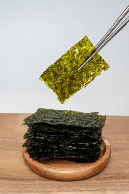 Beyaz Arkaplanda Koreli Yosun Tutan Çubuklar (Gim) Çarşafı İzole Edildi