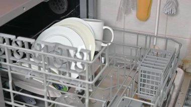 Mutfaktaki bulaşık makinesine bulaşık yüklemek