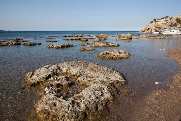 Kolymbia beach z skalistego wybrzeża, Wyspa Rodos, Grecja — Zdjęcie stockowe