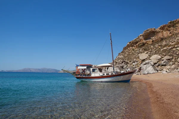 Red sand beach with ship, Rhodes island, Greece — Stock Photo, Image