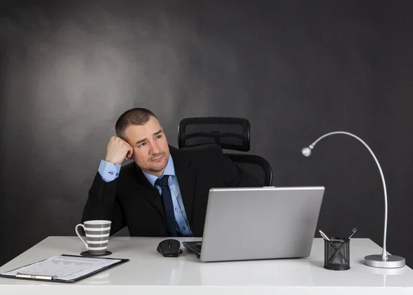 Denken zakenman in office. — Stockfoto