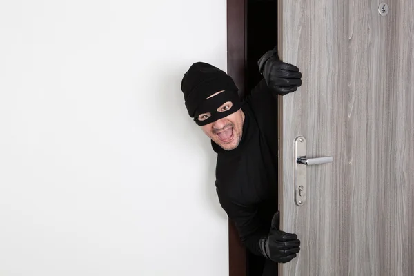 Inbrottstjuv bryta i en lägenhet — Stockfoto