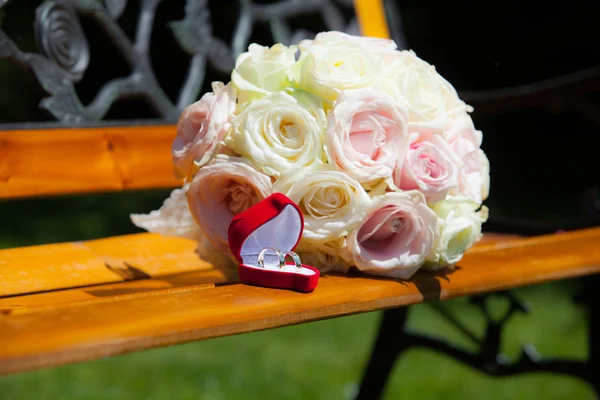 Betrothal detail of the rings and bouquet — Stock Photo, Image