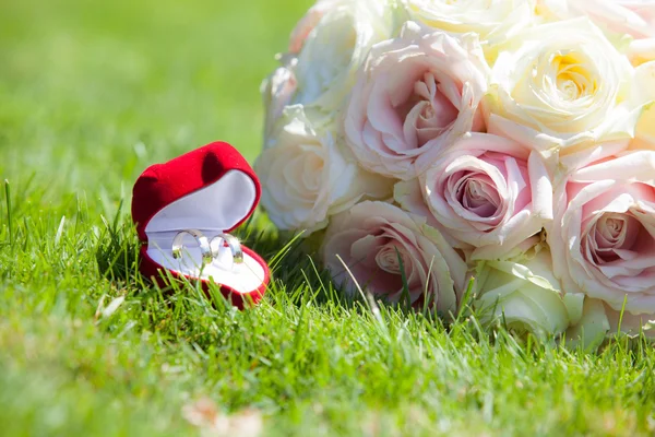 Betrothal detail of the rings and bouquet — Stock Photo, Image