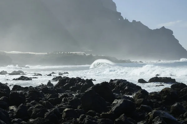 Rocky beach with huge ocean waves on beach of Costadel Buenavista, Tenerife, Canary, Spain — Stock Photo, Image