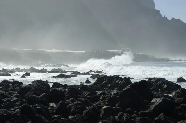 Rocky beach with huge ocean waves on beach of Costadel Buenavista, Tenerife, Canary, Spain — Stock Photo, Image