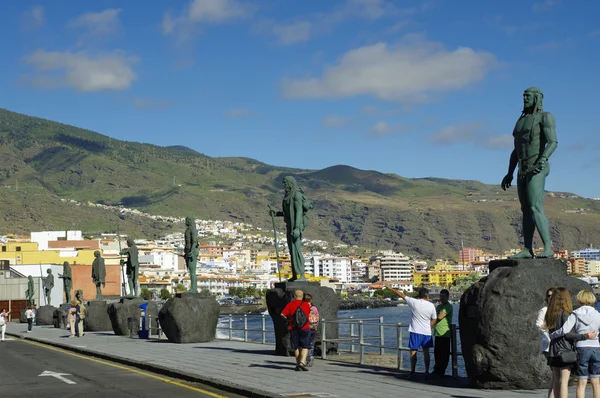 플라자 데 라 칸델라 리아, 테네리페, 카나리아 섬, 스페인에서 Patrona 드 Canarias에 위치한 Guanche 인도 동상. — 스톡 사진