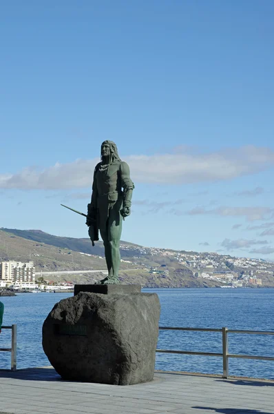 Guanczów indyjski pomnik znajduje się przy Plaza de la Patrona de Canarias w Candelaria, Teneryfa, Wyspy Kanaryjskie, Hiszpania. — Zdjęcie stockowe