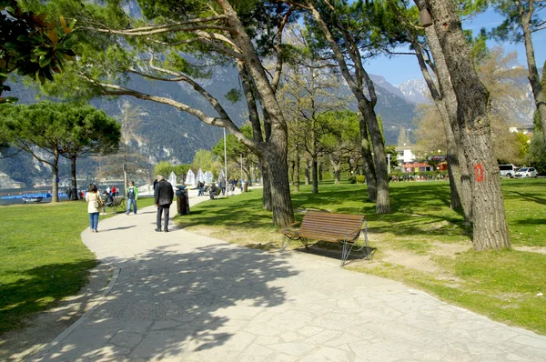 Gente en el parque al borde del Lago Di Garda, Italia . — Foto de Stock