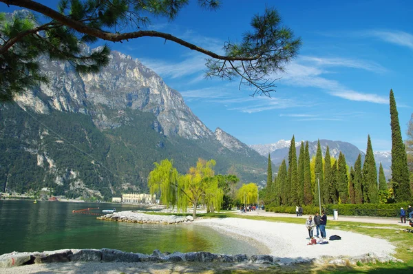 Menschen im park am rand des lago di garda, italien. — Stockfoto
