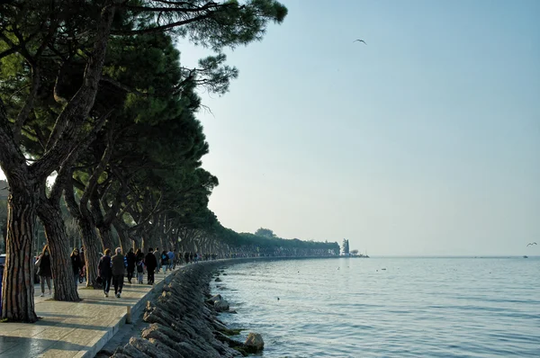 Tarde 'La passeggiata' a lo largo del borde del lago Garda en Peschiera del Garda, Lago di Garda, Italia —  Fotos de Stock
