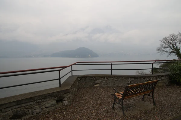 O banco na borda do Lago de Como na cidade de Bellagio, Itália — Fotografia de Stock