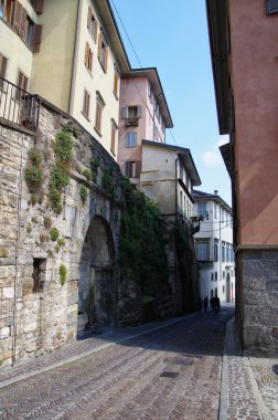 Bergamo, İtalya - 29 Mart 2016: Görünüm şehrin pitoresk eski İtalyan Bergamo üzerinde 29 Mart 2016