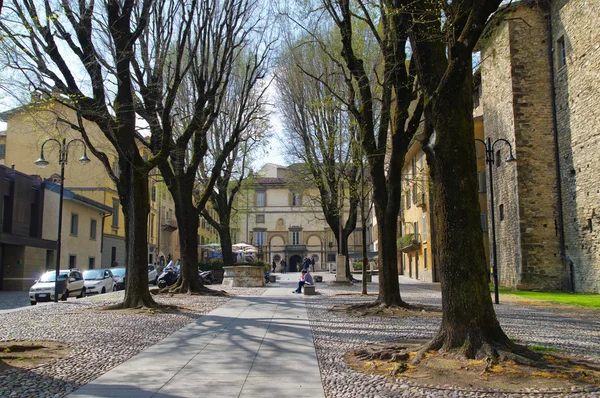 Bergamo, Italien - 29 mars 2016: utsikt över pittoreska antika italienska staden Bergamo den 29 mars 2016 — Stockfoto