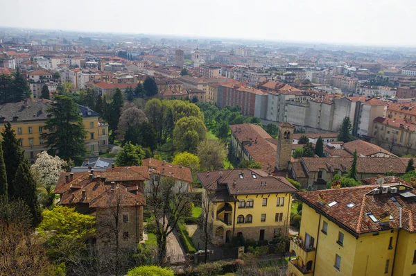 BERGAMO, ITALIA - 29 DE MARZO DE 2016: Vista de la pintoresca ciudad italiana de Bérgamo el 29 de marzo de 2016 — Foto de Stock