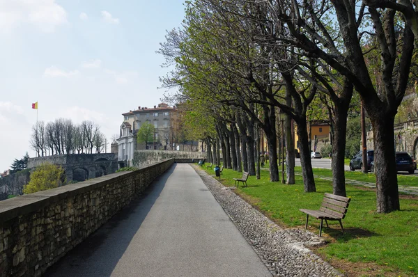 BERGAMO, ITALIA - 29 DE MARZO DE 2016: Vista de la pintoresca ciudad italiana de Bérgamo el 29 de marzo de 2016 — Foto de Stock