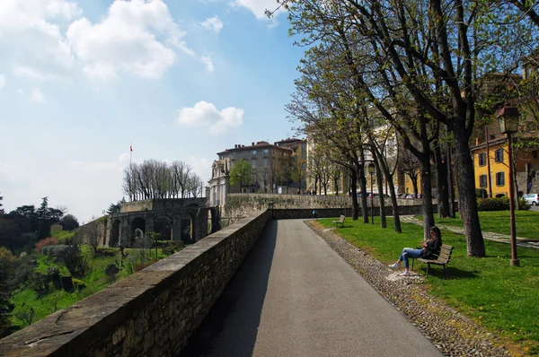 BERGAMO, ITALIA - 29 DE MARZO DE 2016: Vista de la pintoresca ciudad italiana de Bérgamo el 29 de marzo de 2016 — Foto de Stock