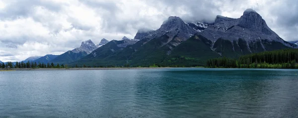 Sebuah danau di Smith Dorrien Spray Trail di Kananaskis, Alberta Barat Kanada — Stok Foto